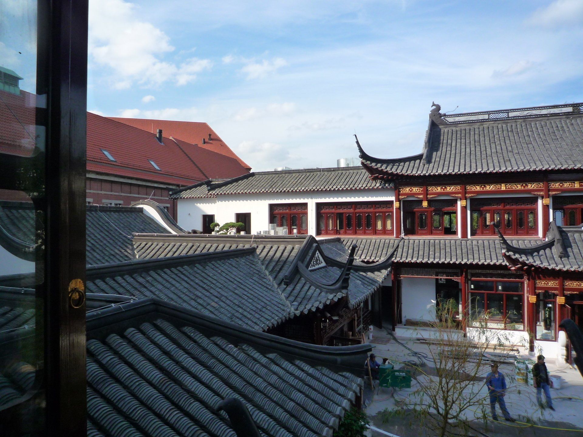 Blick aus einem Fenster auf ein chinesisches Gebäude