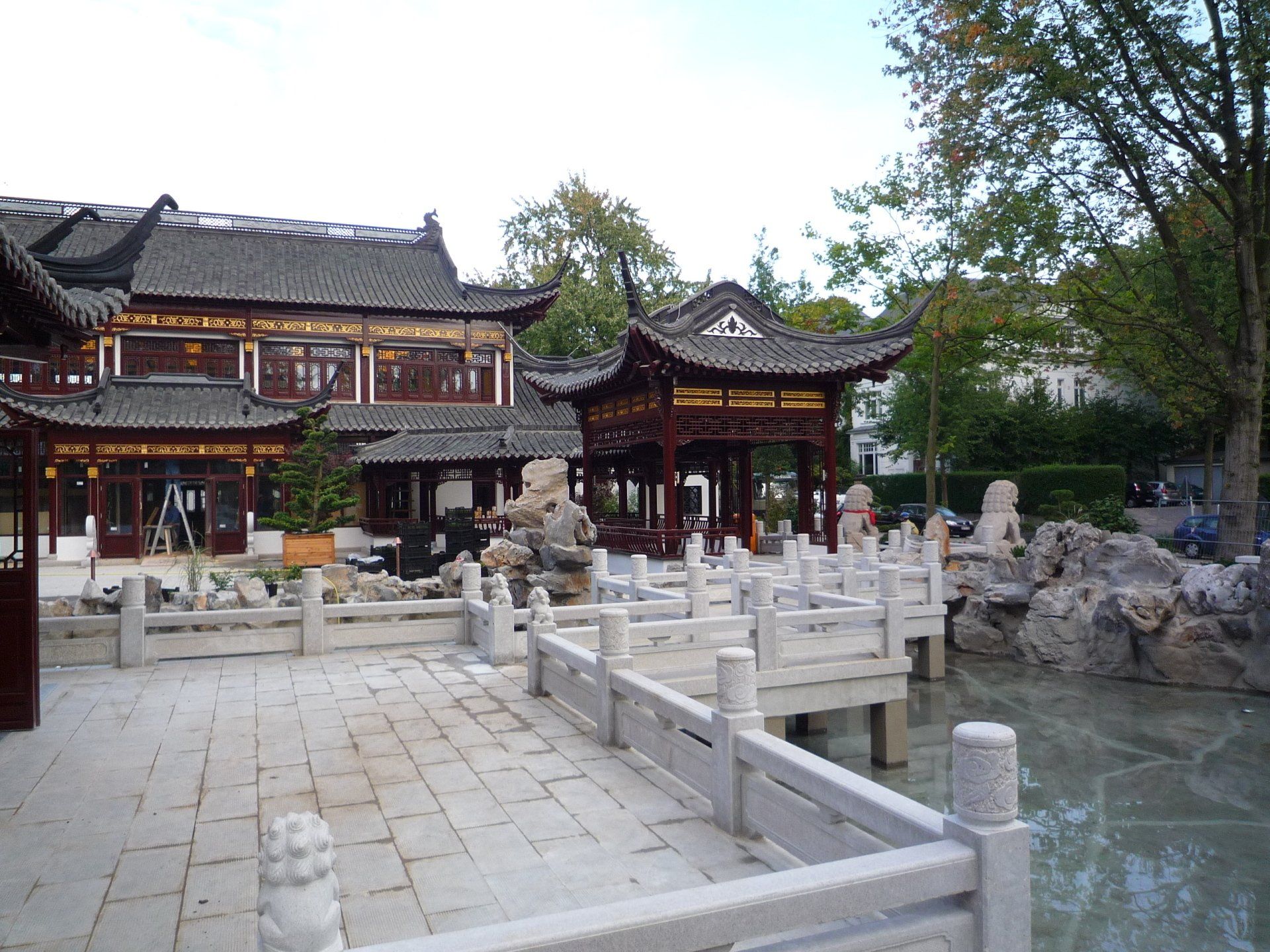 Eine Brücke, die zu einem Gebäude in einem Park führt