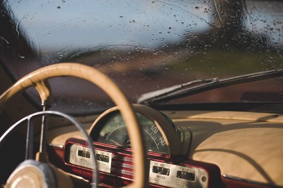 Interno di un'auto d'epoca