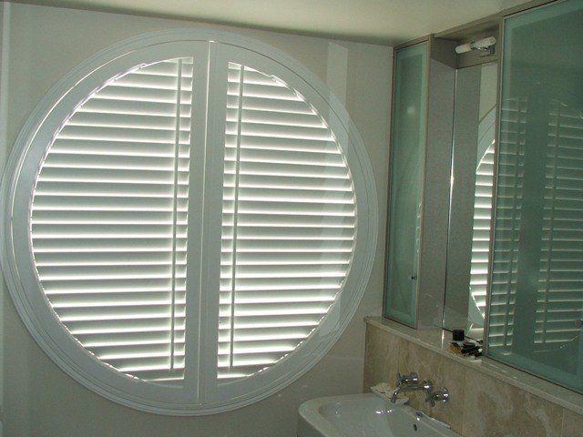 round window and blinds