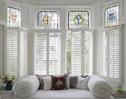 sitting area with window blinds