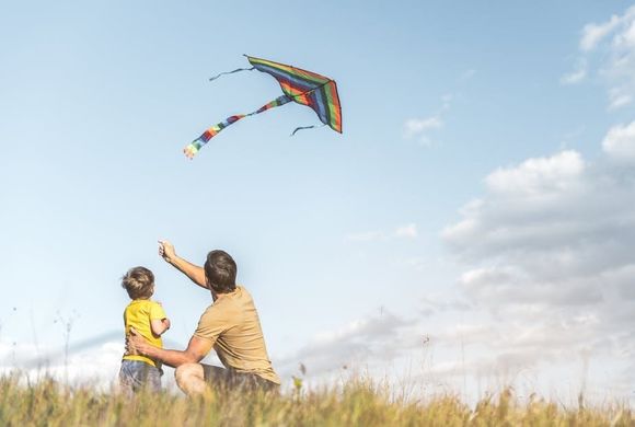 Padre e figlio con aquilone