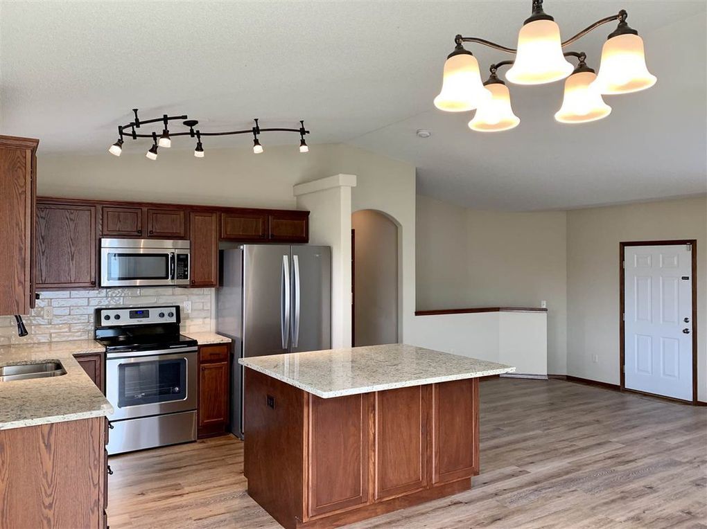 2109 S. Stoneybrook St., Wichita, KS 67207 Kitchen & Entry