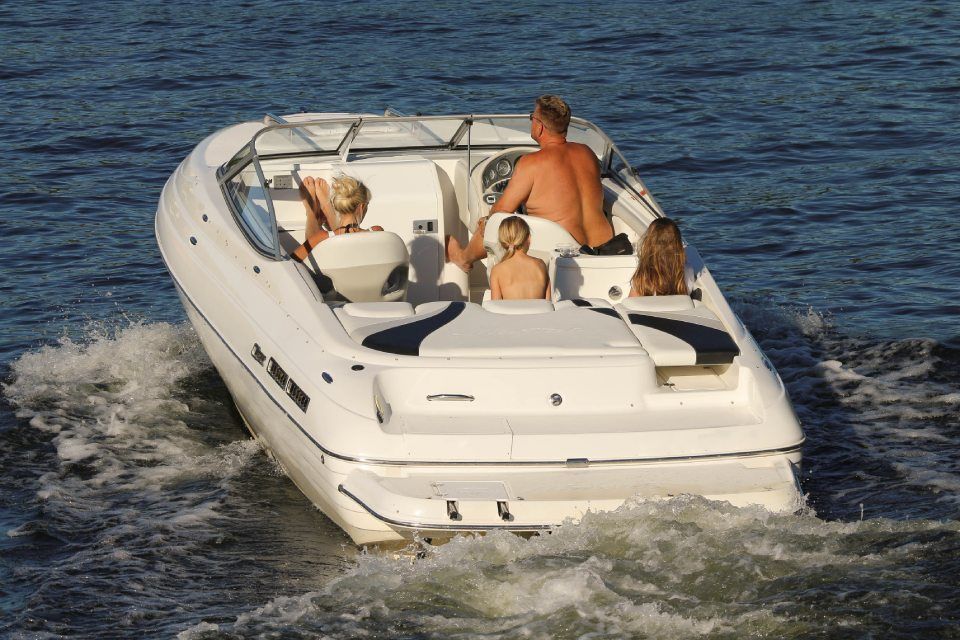 Famiglia su motoscafo