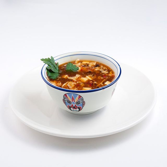 piatto cinese a base di pollo con zuppa di verdure
