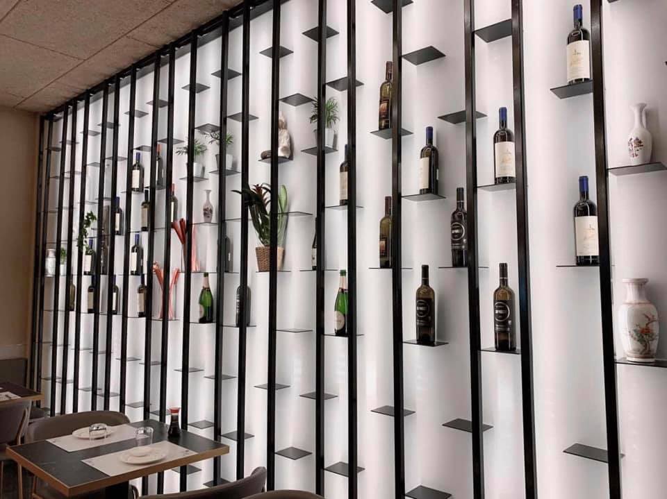 parete del ristorante asiatico con ampia disponibilità di vini