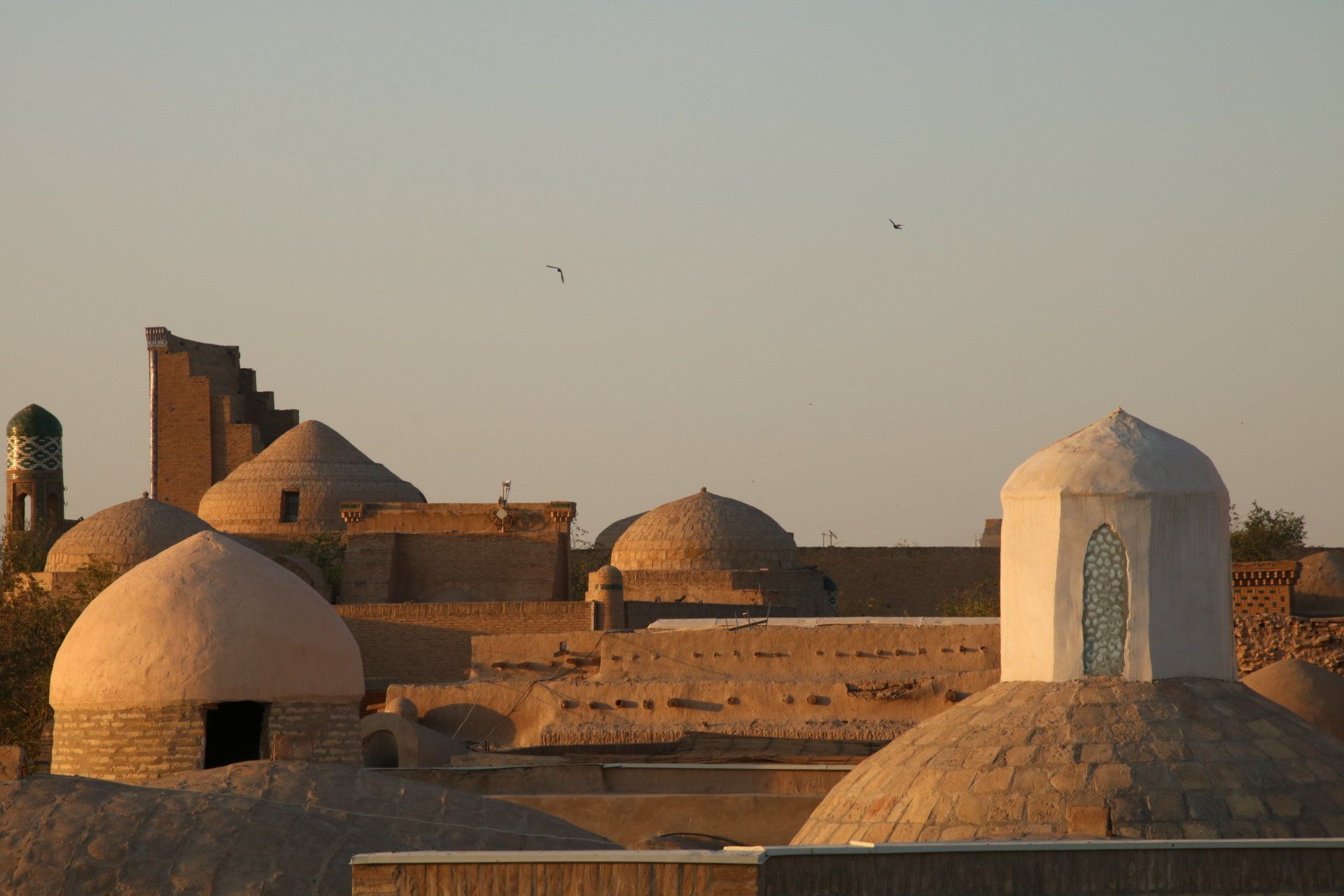 Khiva in Oezbekistan, avondzon over de daken
