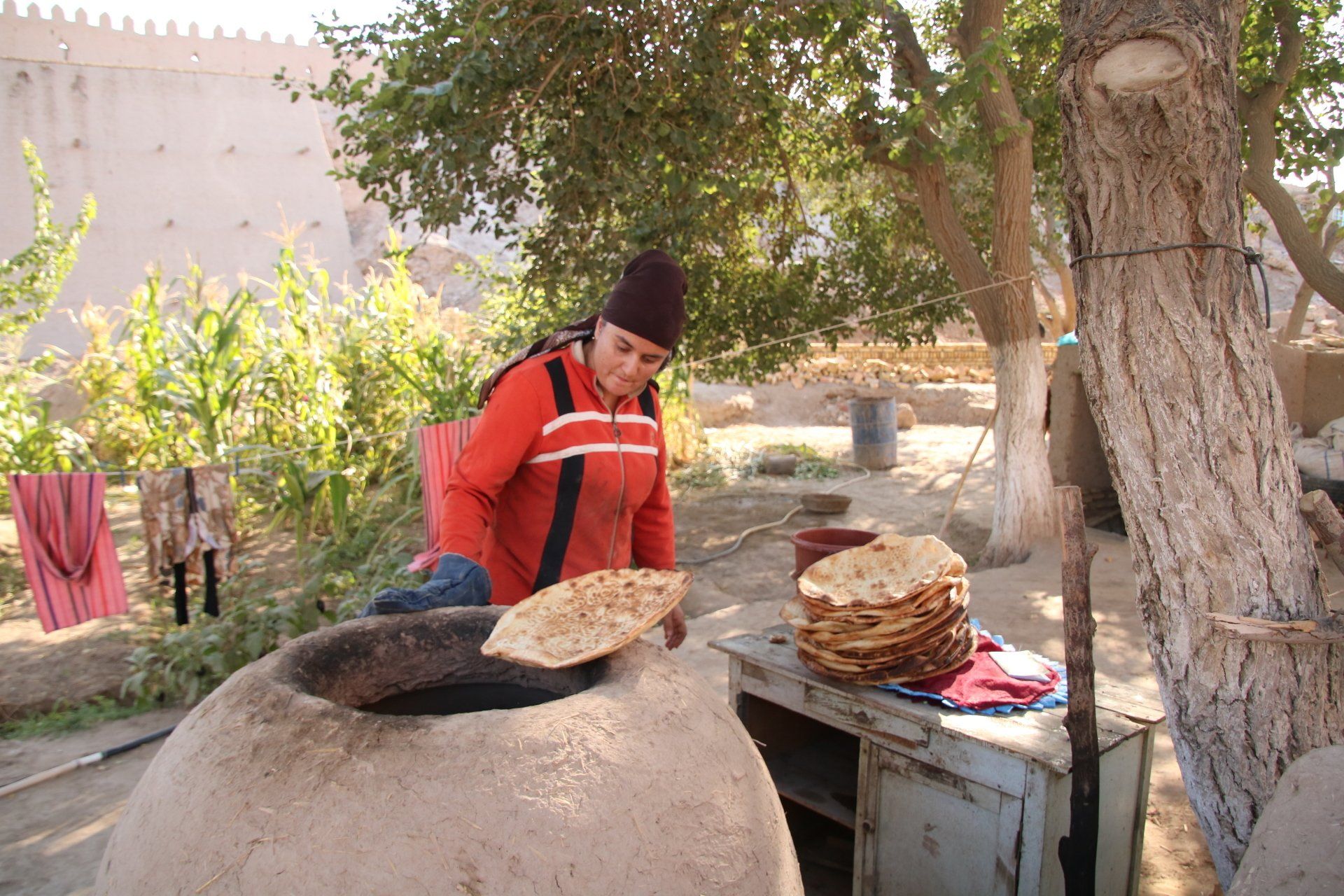 vrouw bakt brood in Khiva