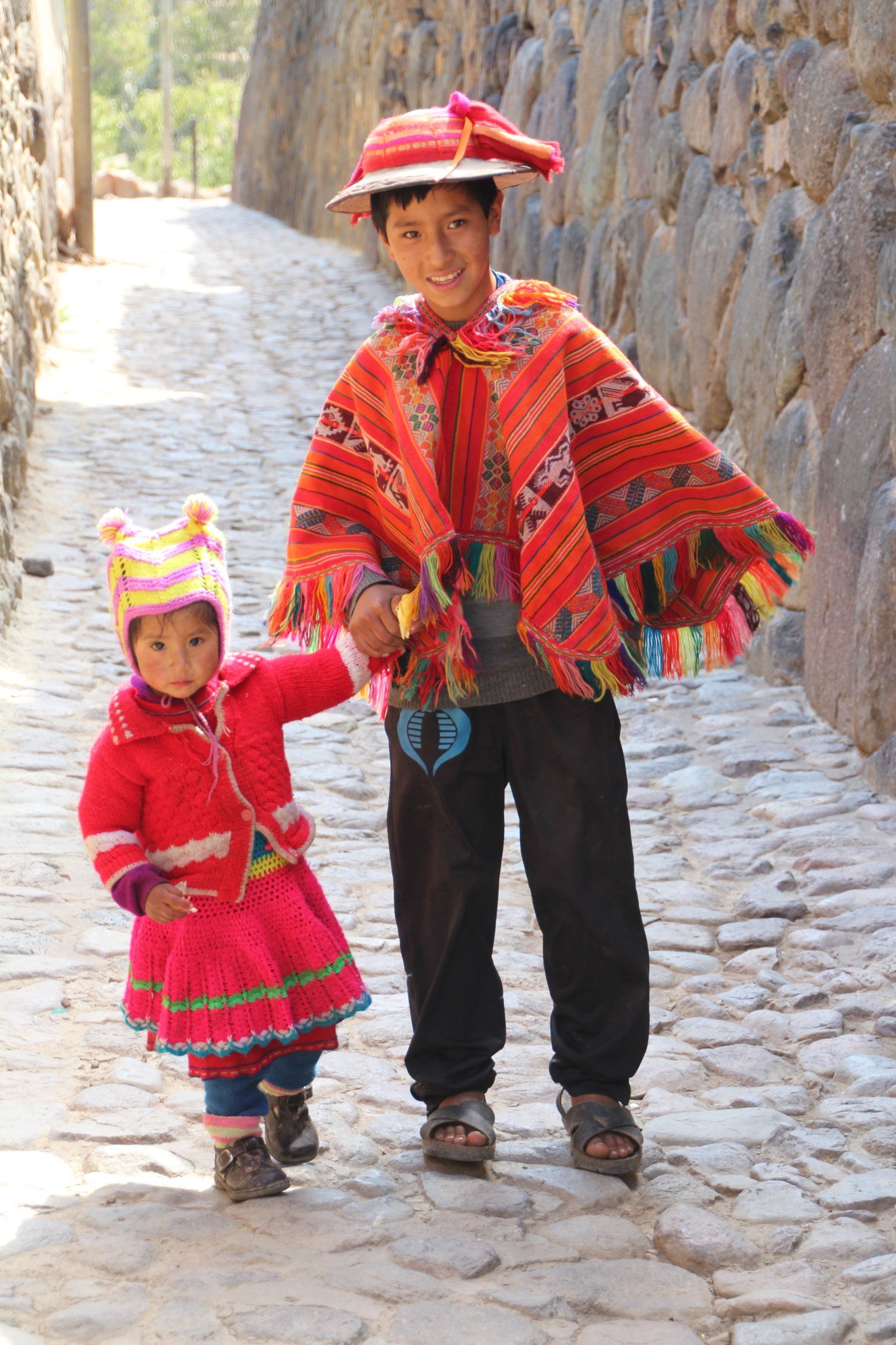 broer en zus in klederdracht in peru