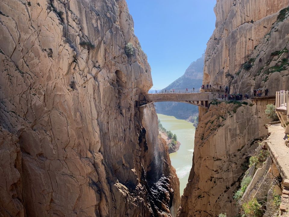 Brug over de kloof van de Caminito del rey bij Ardales in Spanje