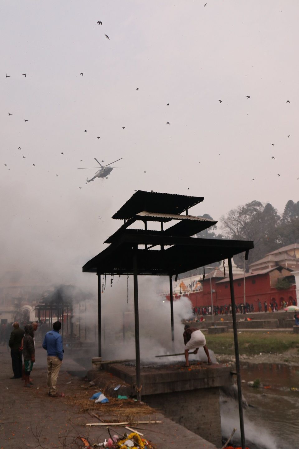 Bloemen strooien helicopter boven tempel nepal