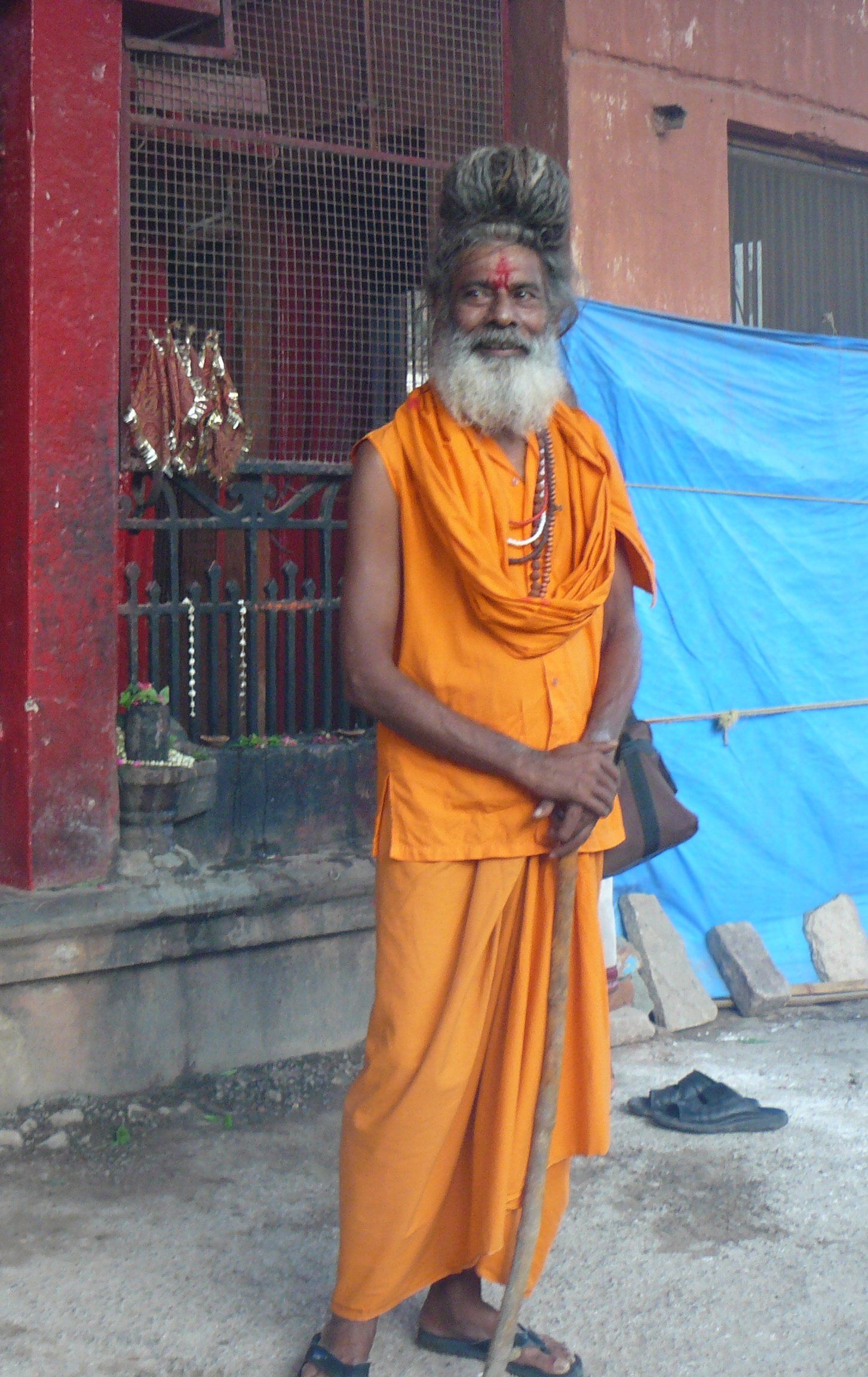indiase monnik in oranje