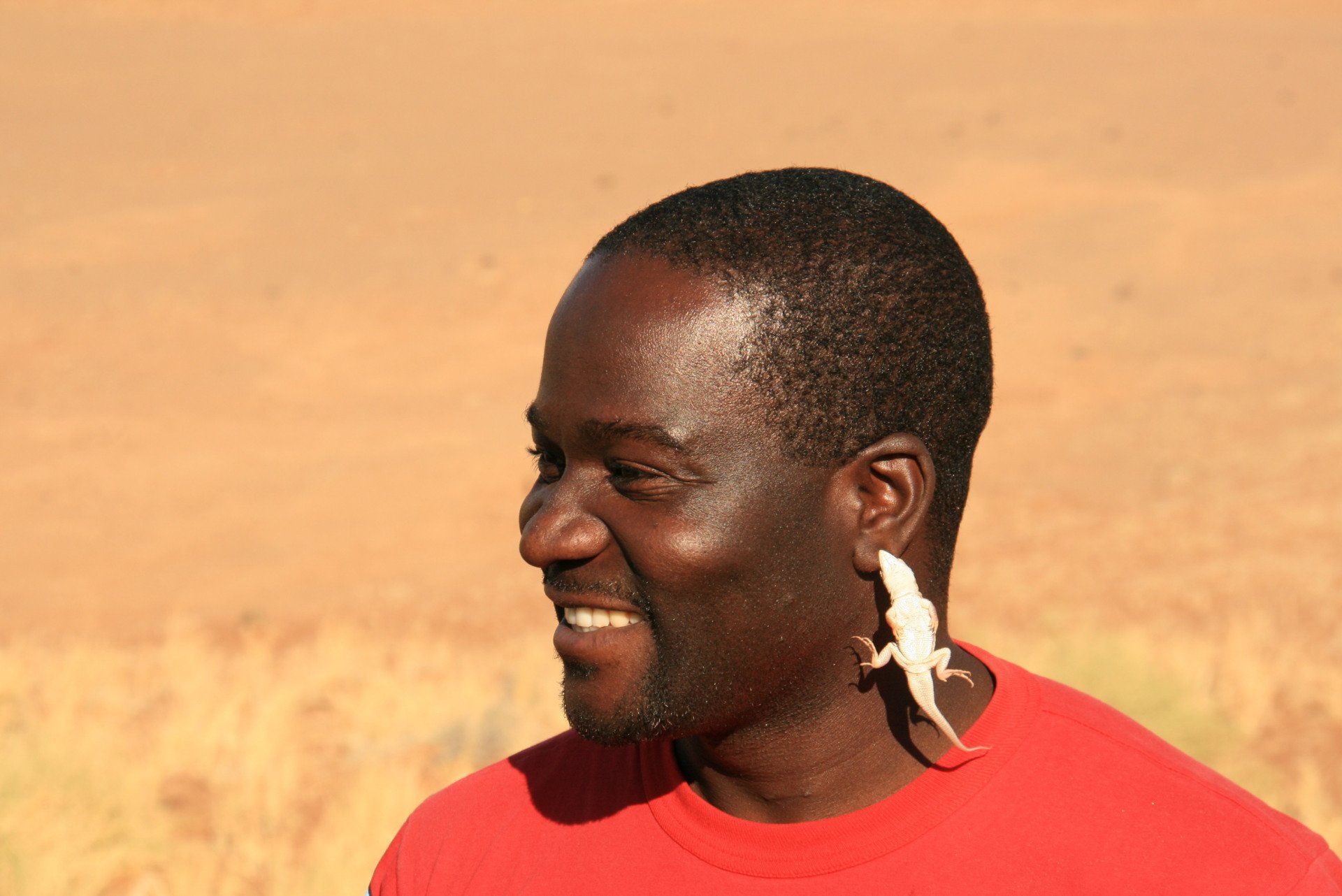 namibie man met hagedis in oor