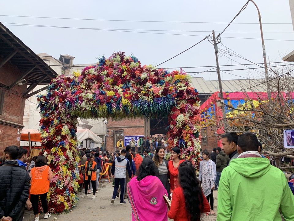 Ingang tempel bloemen bij ingang tenpel