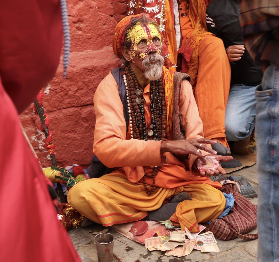 Sadhoe Kathmandu Sadhoe vraagt om geld voor een foto