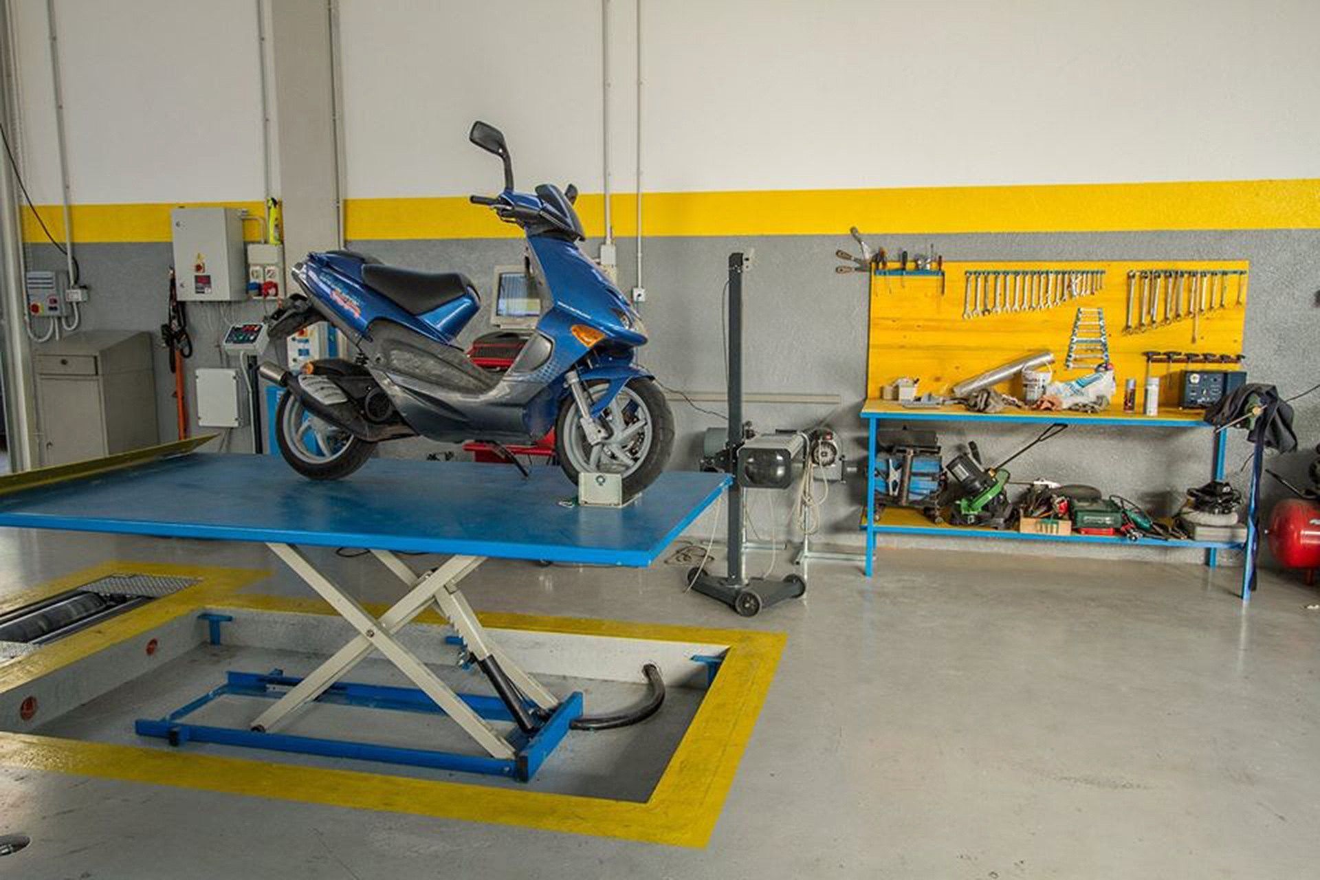 moto blu in un centro revisioni