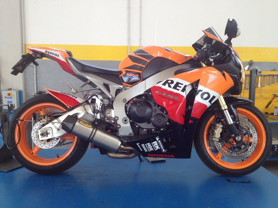 motocicletta Honda rossa e arancione
