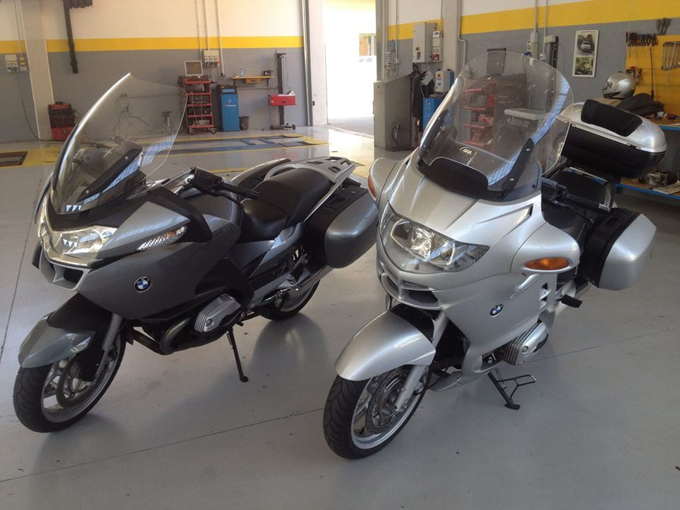 moto grigia e moto nera in un'autofficina