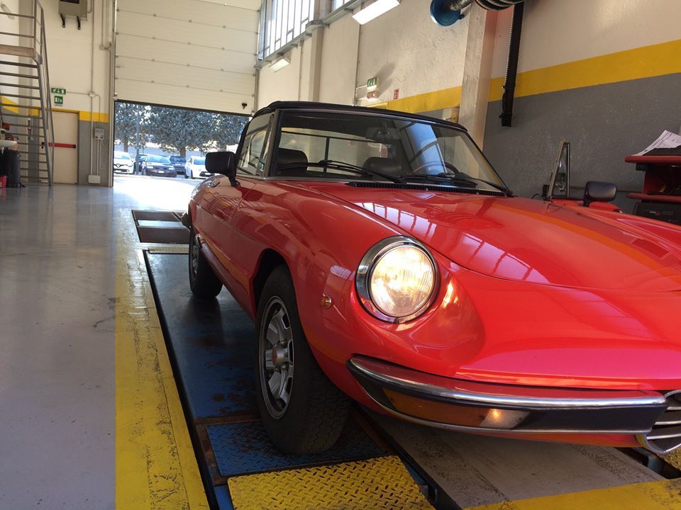 auto d'epoca rossa in un centro revisioni