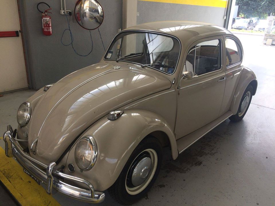 auto d'epoca color crema