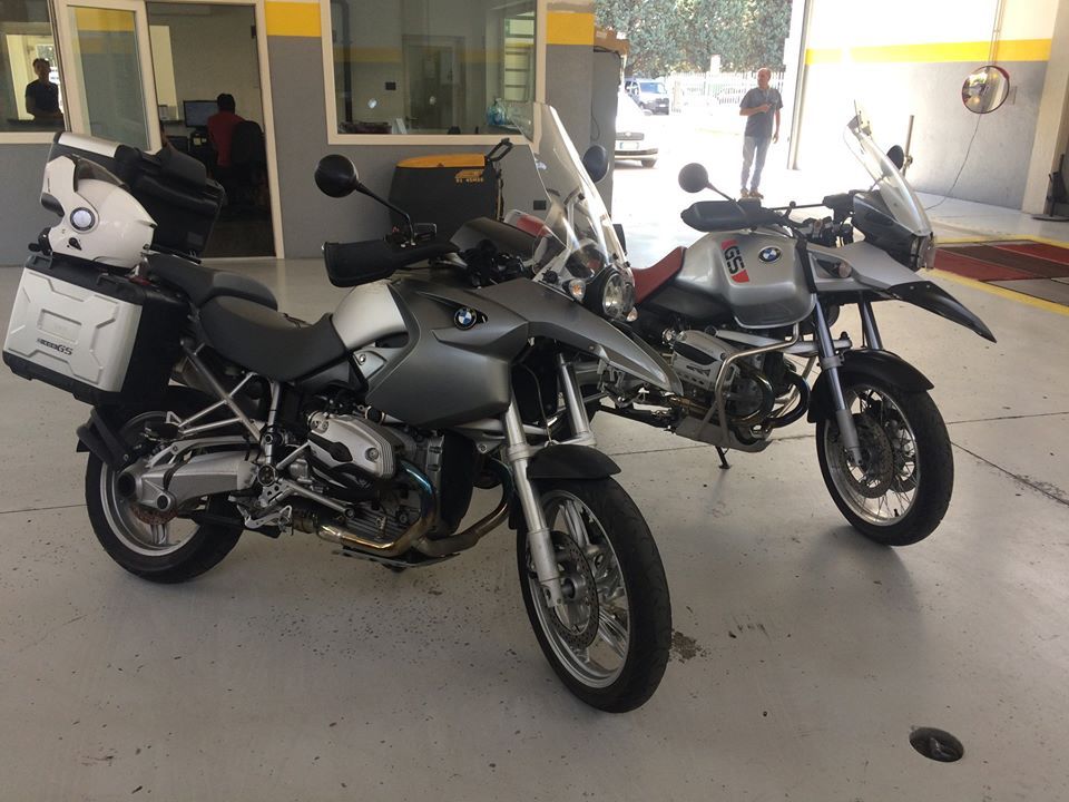 due moto in un centro revisioni