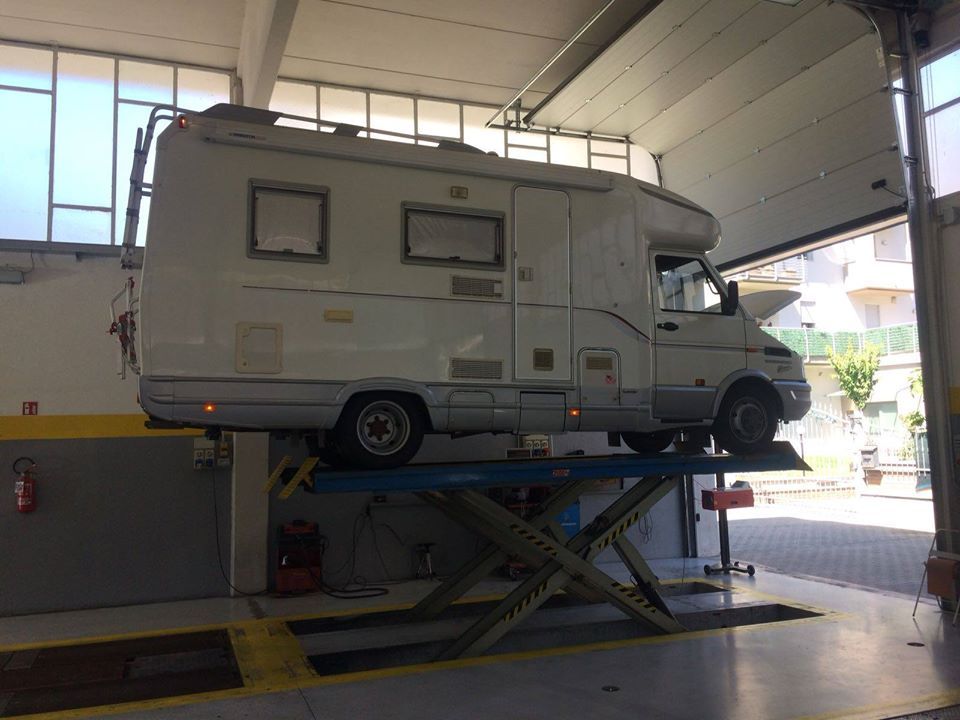 camper in un centro revisioni