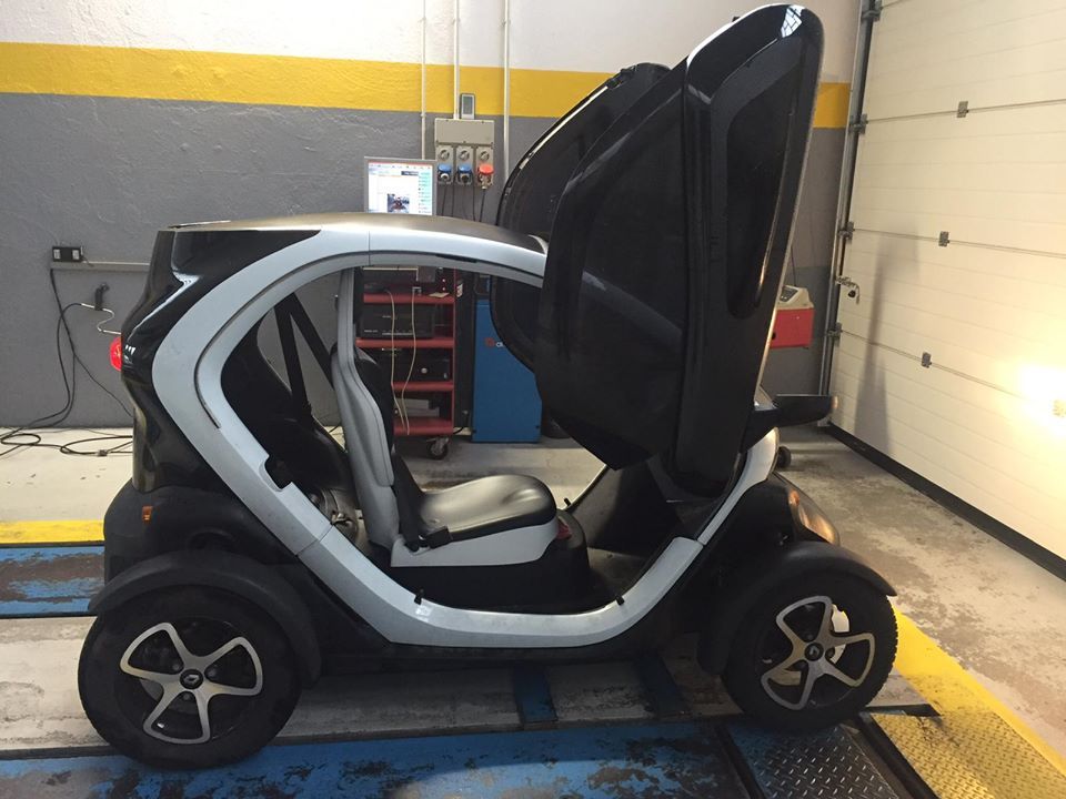 auto elettrica in un centro revisioni