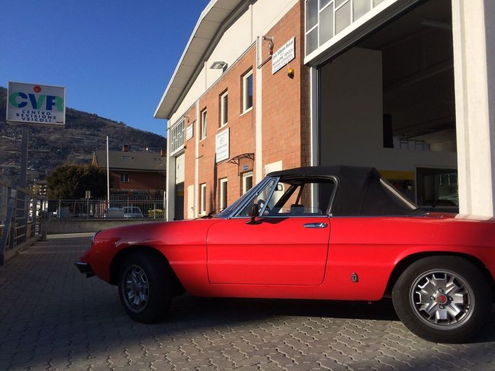 auto d'epoca fuori da un centro revisioni