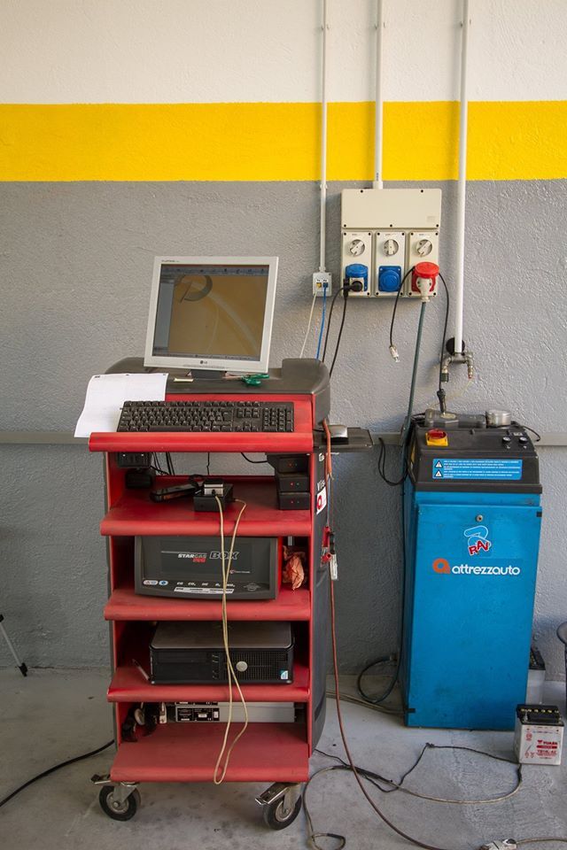 attrezzature per revisione e diagnosi auto