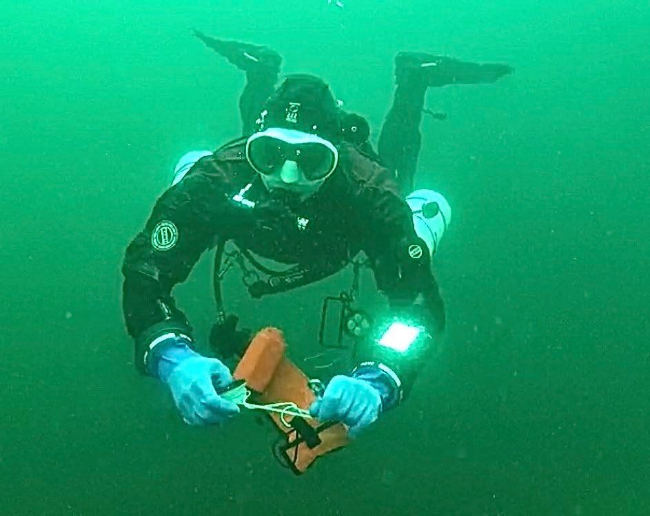 Dive doing DSMB deployment