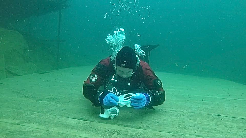 Dive doing Mask removal