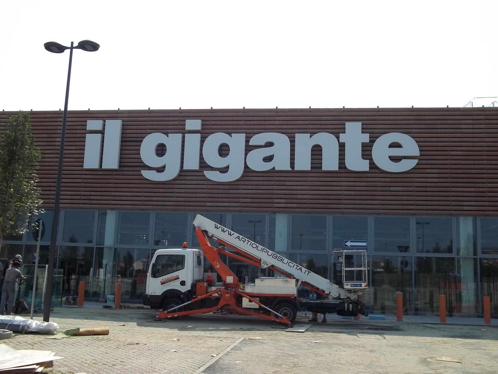 Insegna luminosa per facciata