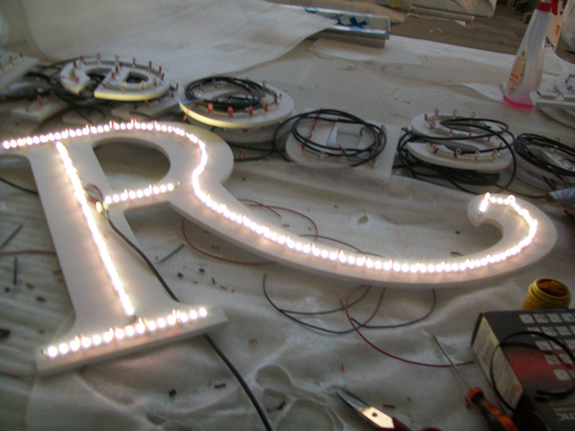 Installazione insegna a LED.