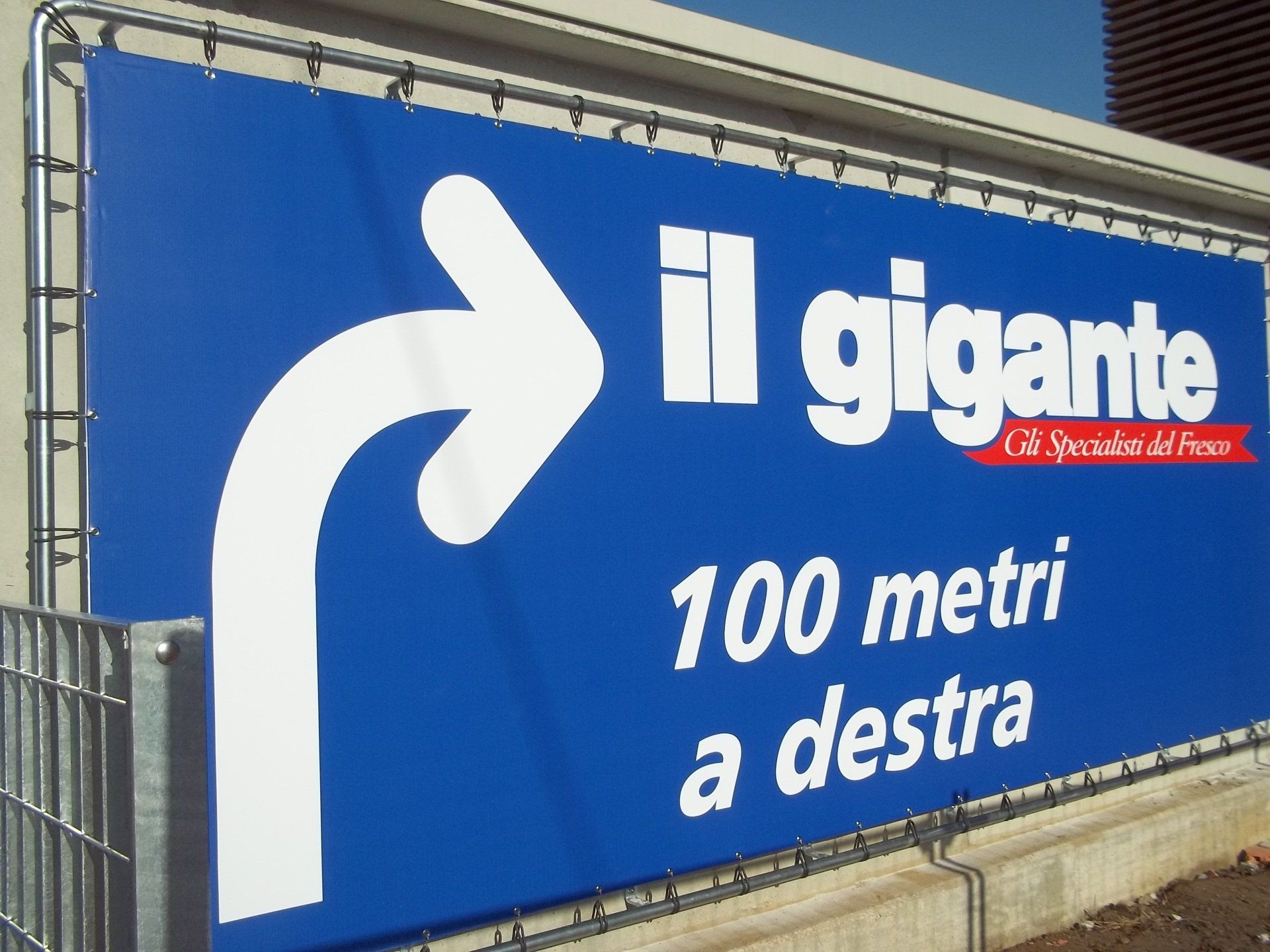 Vetrofanie adesive su misura.