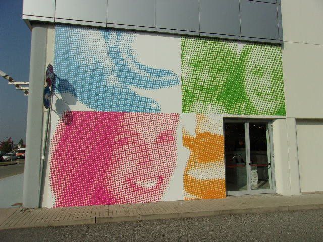Decorazione vetrina con vetrofania.