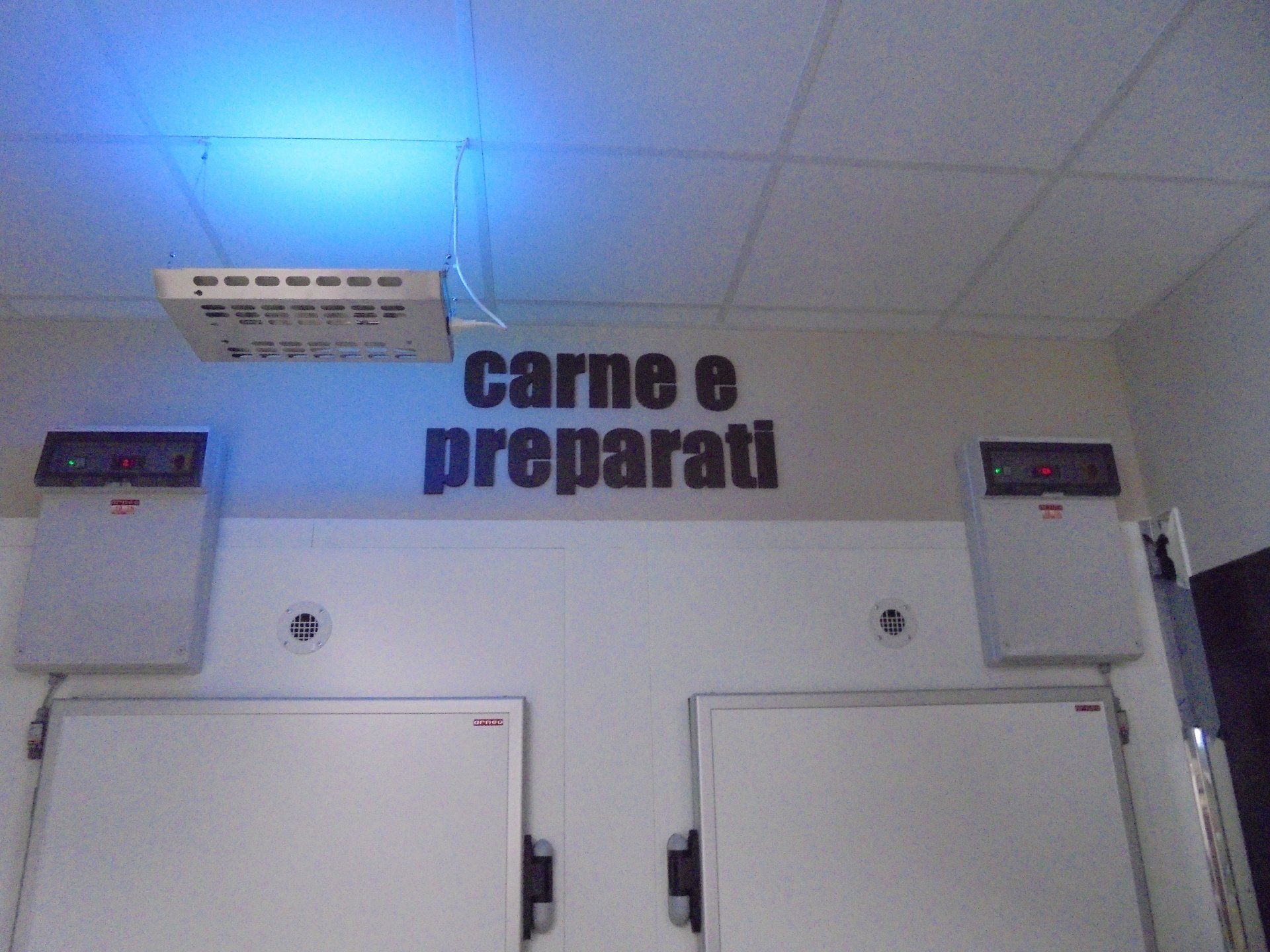 Segnaletica per attività commerciali.