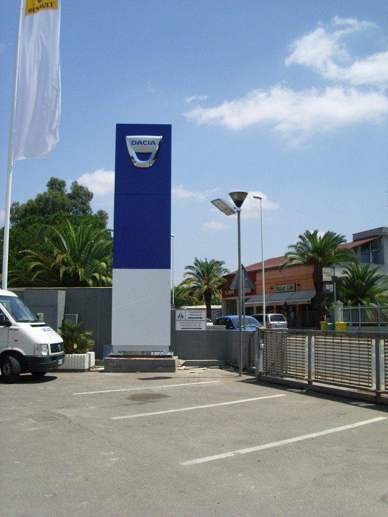 Insegna e totem aziendale a Torino.