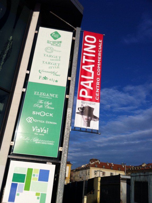 Vetrofania con logo aziendale.