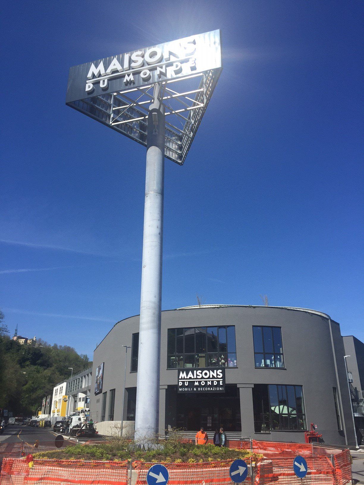 Realizzazione totem aziendali su misura