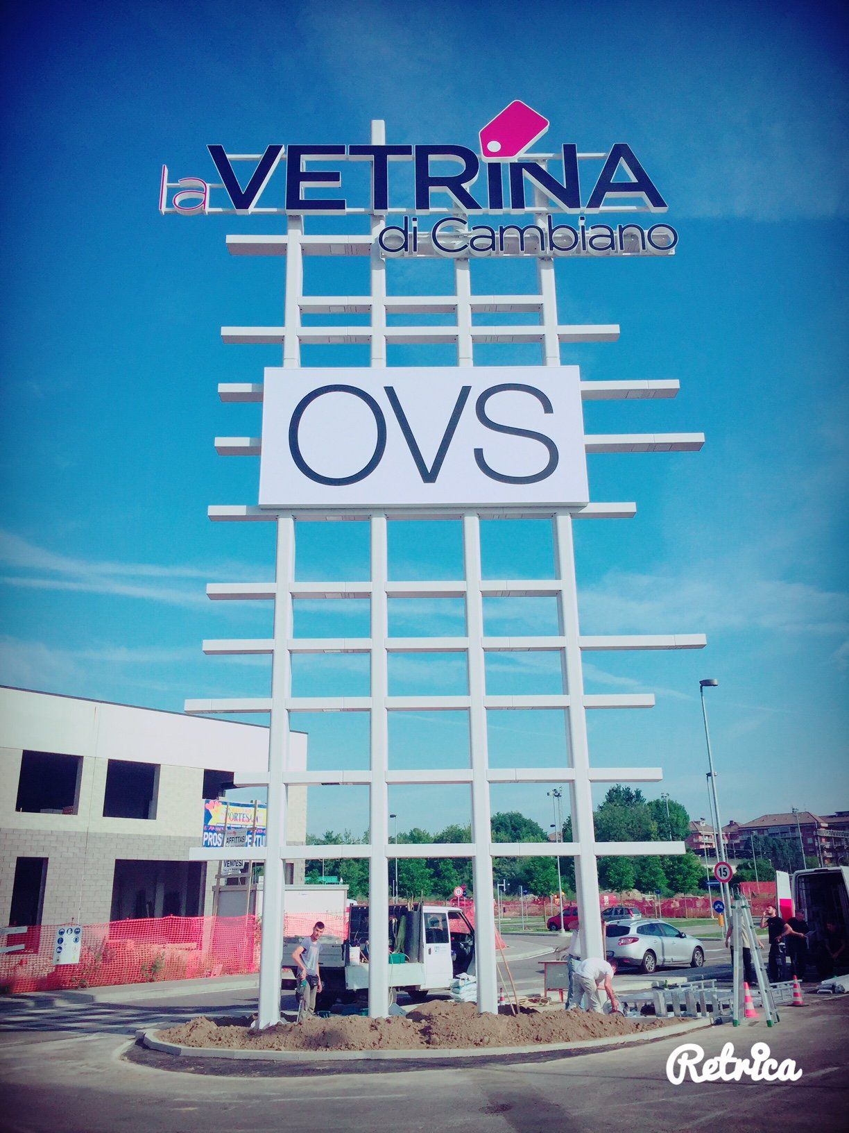 Installazione di un totem pubblicitario