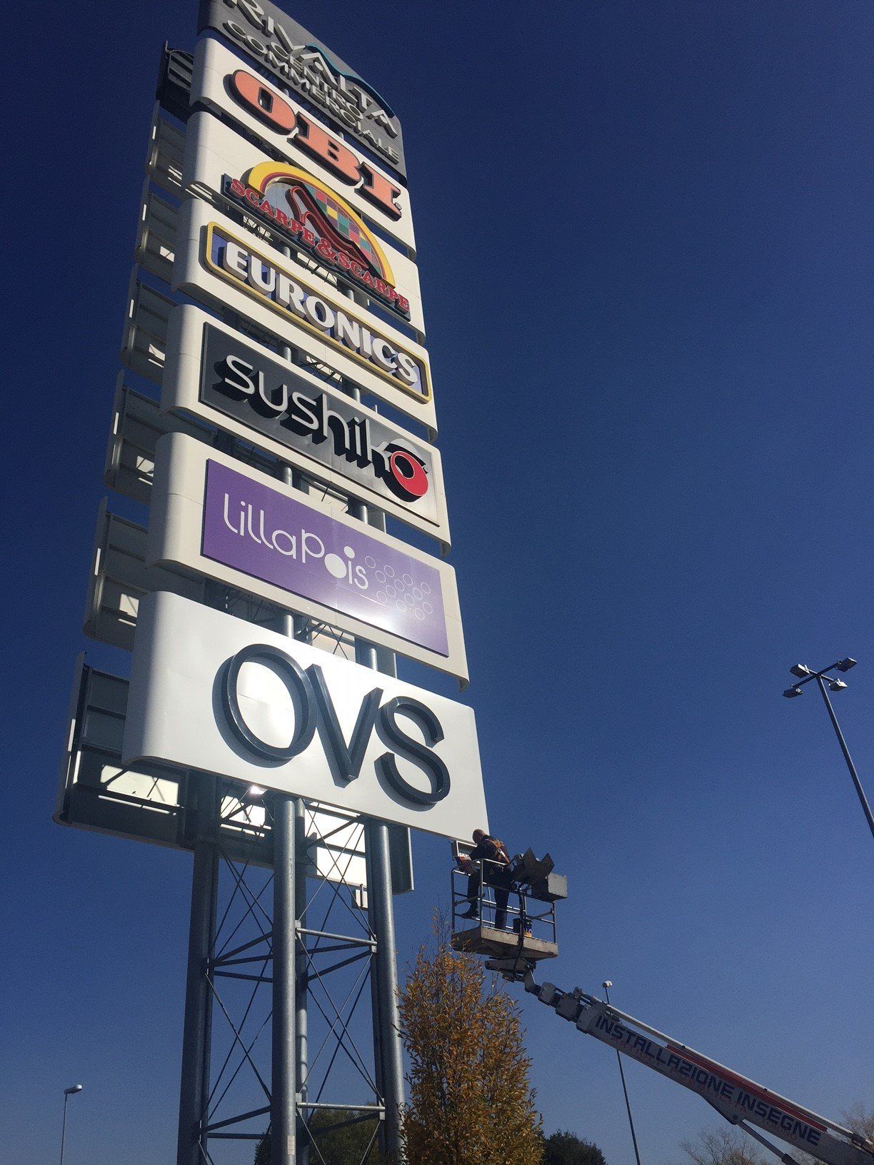 Totem luminoso per attività commerciali.