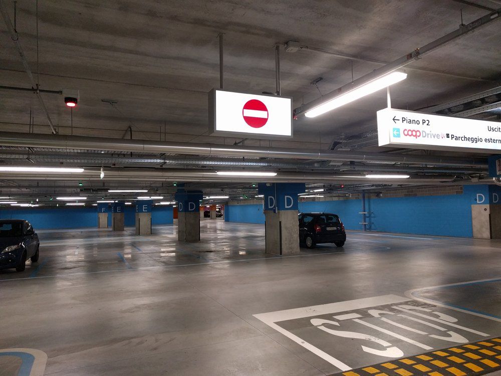 Segnaletica commerciale a Torino.