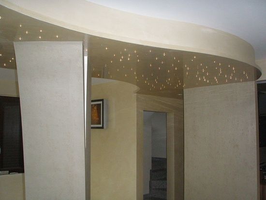 delle luci a effetto cielo stellato in un appartamento