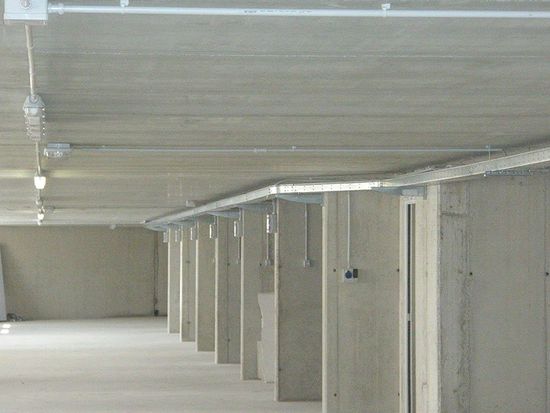un impianto elettrico con canaline in un parcheggio sotterraneo