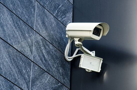 una telecamera di sicurezza di color bianco