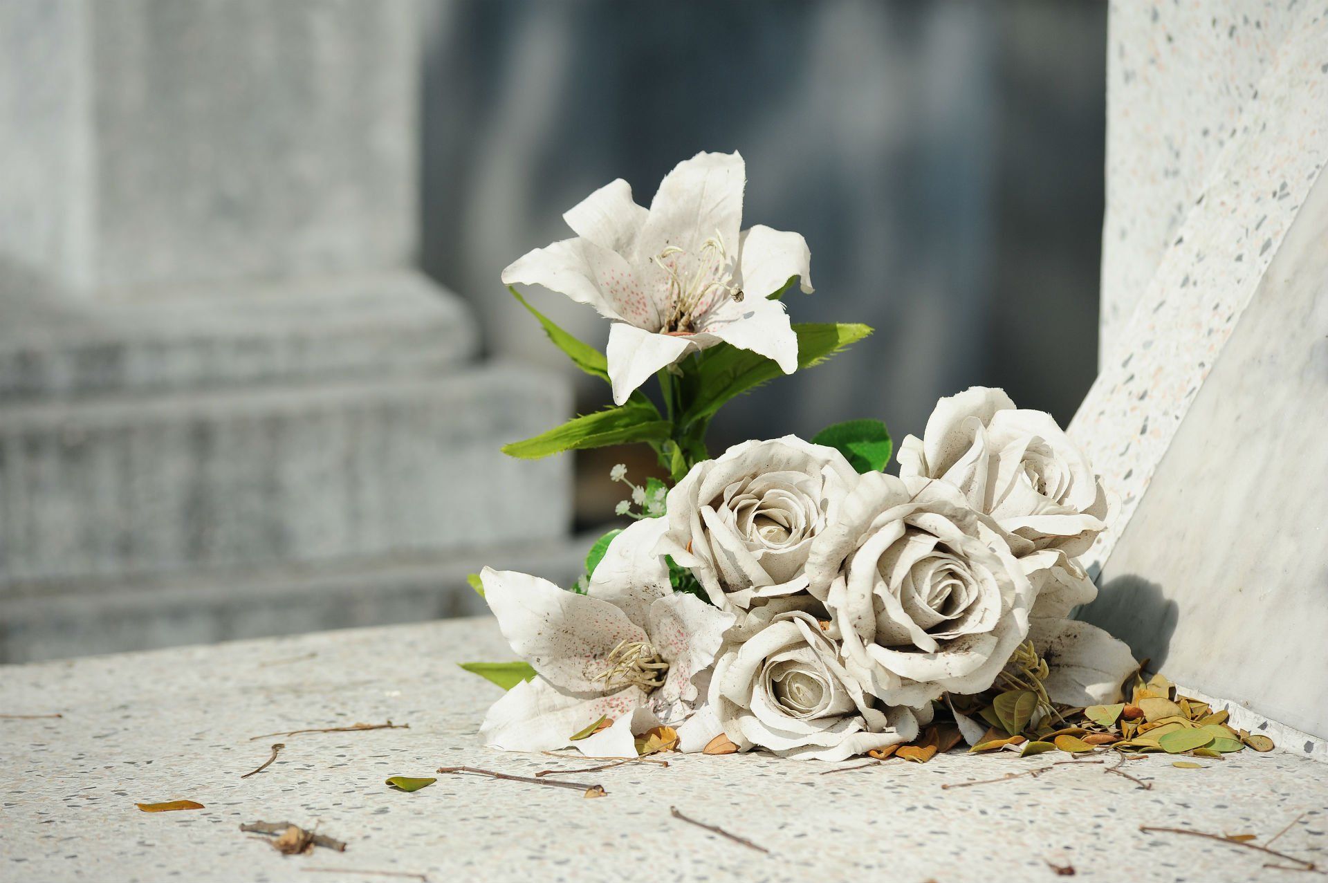 mazzo di rose per allestimento funebre