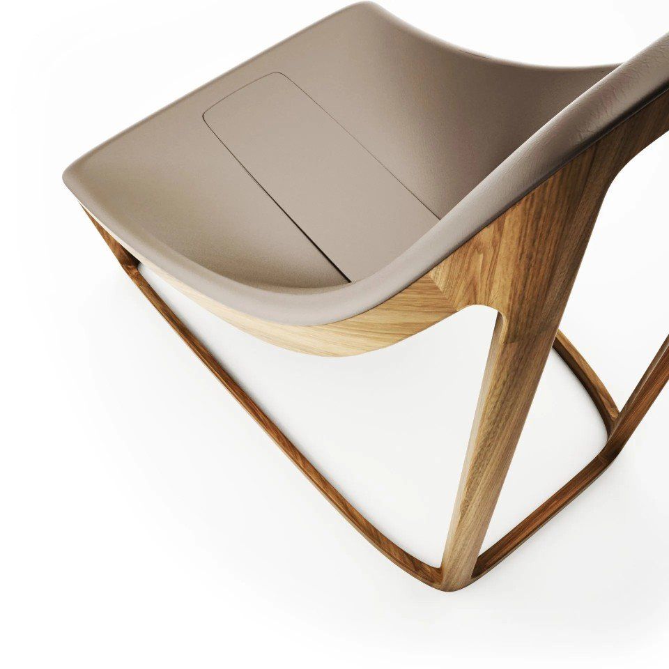 Sedia moderna beige con struttura in legno curvato e seduta color crema su sfondo bianco.