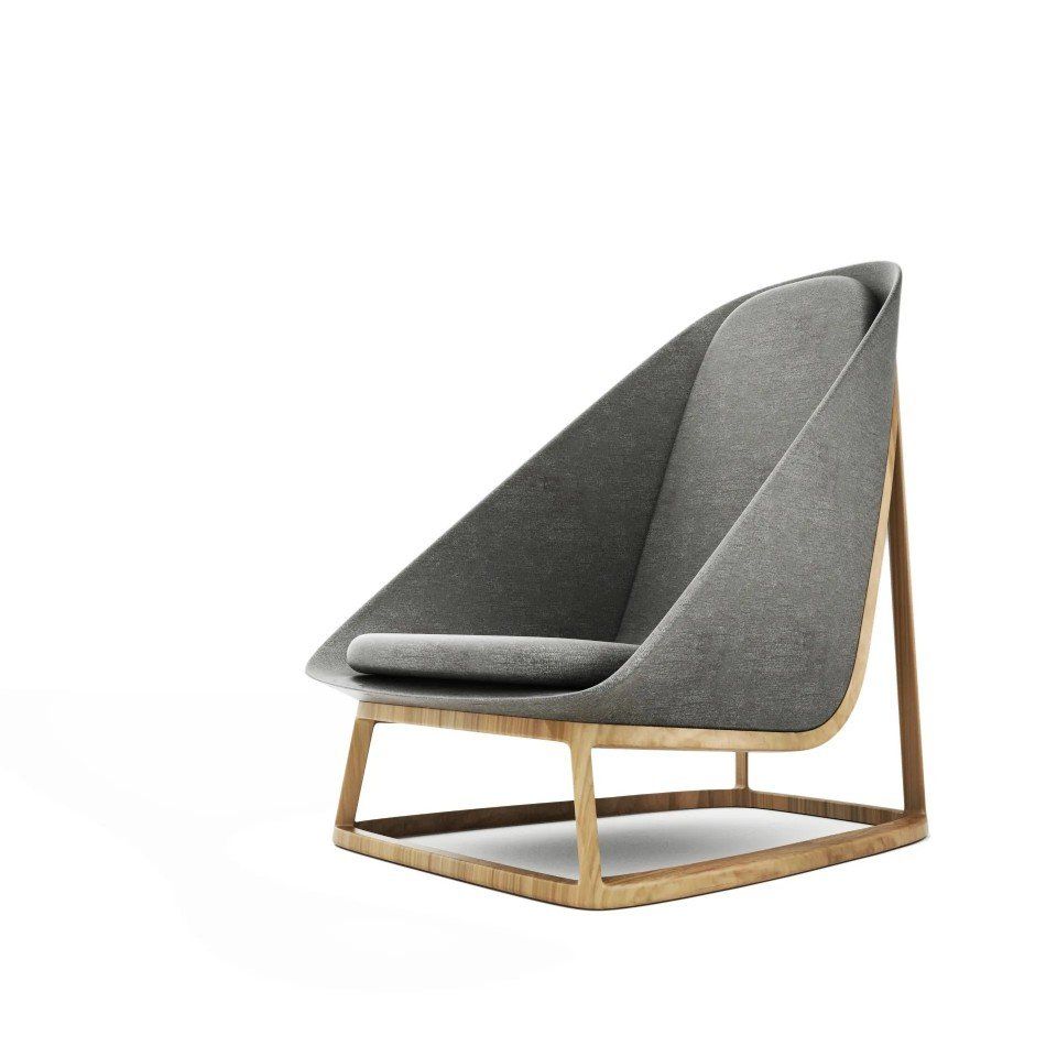 Poltrona lounge moderna imbottita di colore grigio con struttura in legno chiaro su sfondo bianco.