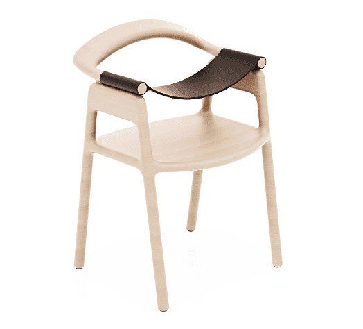 Sedia in legno chiaro con seduta curva nera, isolata su sfondo bianco.