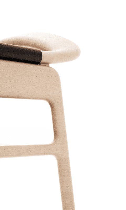 Primo piano di una sedia beige con braccioli neri su sfondo bianco.
